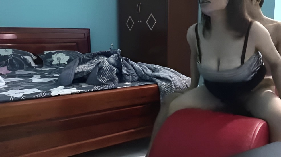 Jeune homme maigre et fille potelée sur la causeuse