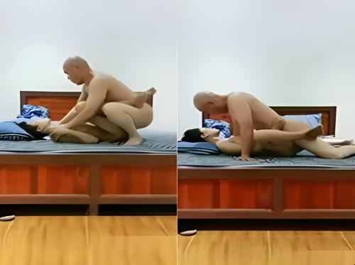 Le premier gars a taquiné la fille et a voulu s'effondrer sur le lit Le premier gars a taquiné la fille et a voulu s'effondrer sur le lit