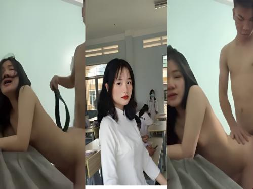 Menepuk pantat anjing siswa itu Menepuk pantat anjing siswa itu