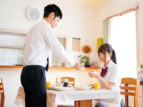 La gentille sœur fait plaisir à son frère adolescent La gentille sœur fait plaisir à son frère adolescent